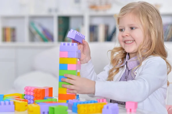 Ragazza giocare lego gioco — Foto Stock