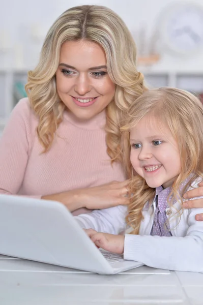 Jovem Mulher Com Menina Usando Laptop Casa — Fotografia de Stock