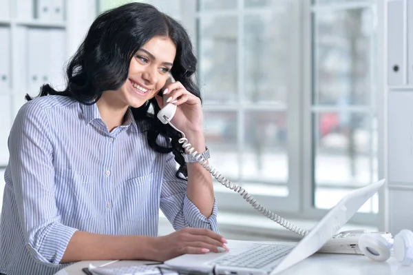 Mujer Joven Con Teléfono Trabajando Oficina — Foto de Stock