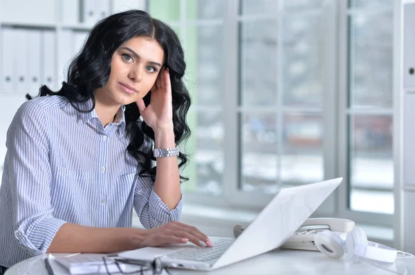 Jovem Mulher Trabalhando Com Laptop Escritório — Fotografia de Stock