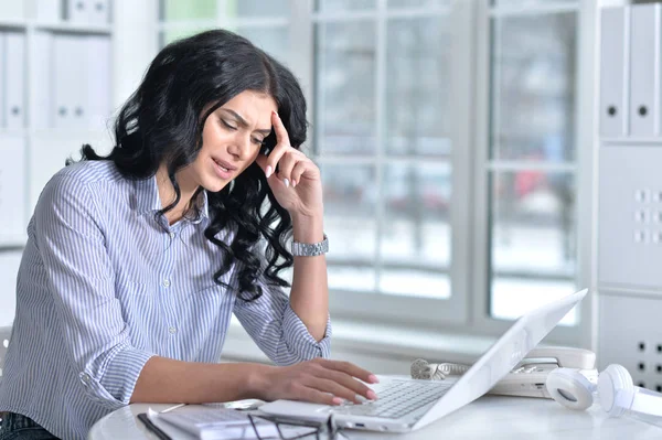 Mujer Joven Que Trabaja Con Ordenador Portátil Oficina —  Fotos de Stock