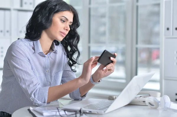 Ung Kvinna Med Telefon Som Arbetar Kontor — Stockfoto