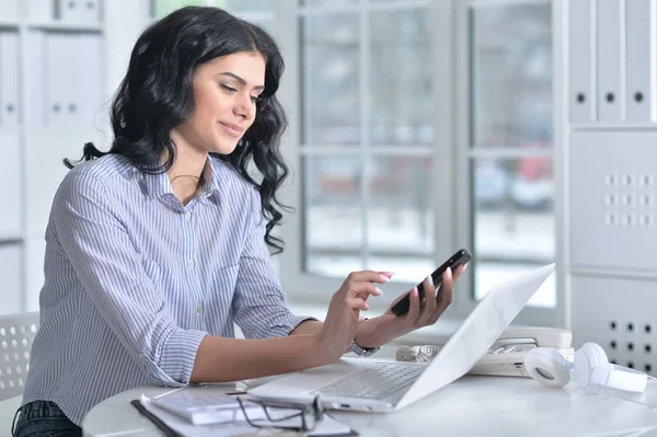 Mujer Joven Con Teléfono Trabajando Oficina —  Fotos de Stock