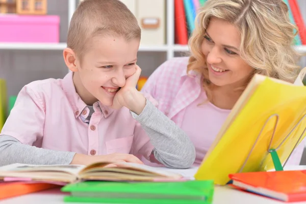 Madre Con Hijo Haciendo Tarea Casa —  Fotos de Stock