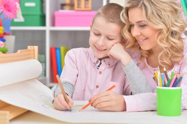 Lachende Moeder Zoon Tekening Met Potloden — Stockfoto