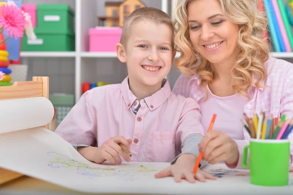 鉛筆で描く笑顔の母親と息子 — ストック写真