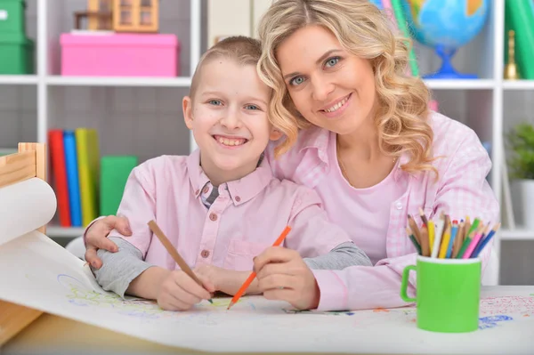 Lachende Moeder Zoon Tekening Met Potloden — Stockfoto