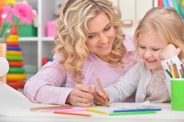Madre Con Hija Dibujo Con Lápices Colores —  Fotos de Stock