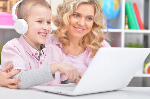 Mor Och Son Använder Laptop Tillsammans — Stockfoto