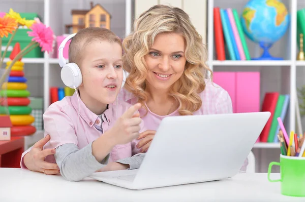 Mãe Filho Usando Laptop Juntos — Fotografia de Stock