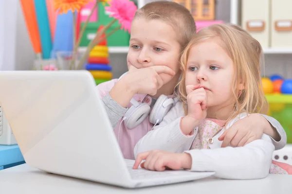 Portret Van Een Mooie Broer Zus Met Behulp Van Laptop — Stockfoto