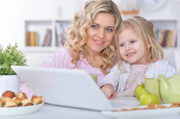 Jonge Vrouw Met Meisje Met Laptop Thuis — Stockfoto