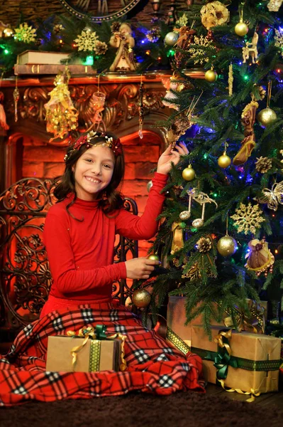 Retrato Una Hermosa Niña Feliz Casa Junto Árbol Navidad — Foto de Stock