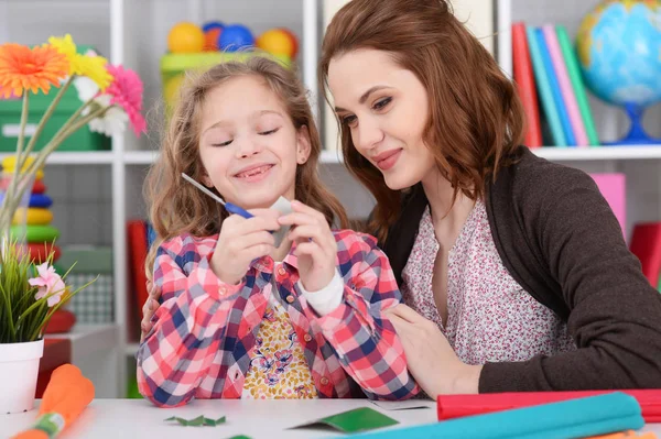 Madre enseña a niño a hacer artículos de artesanía — Foto de Stock