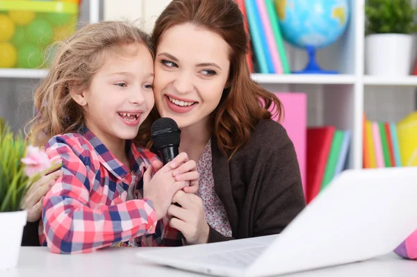 Mutter und Tochter spielen auf Laptop — Stockfoto