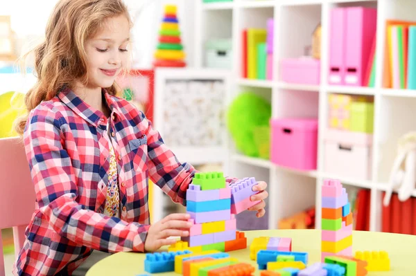 Ragazza che gioca con blocchi di plastica — Foto Stock