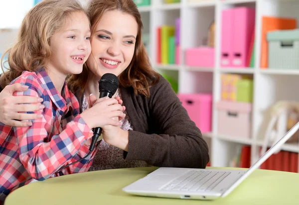 Mutter Und Tochter Singen Gemeinsam Karaoke Mit Mikrofon — Stockfoto