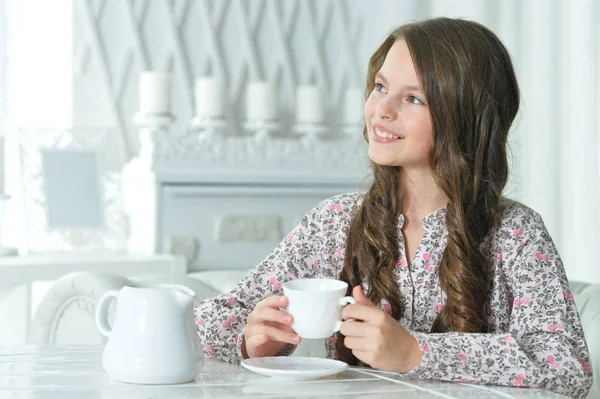 女孩喝茶 — 图库照片