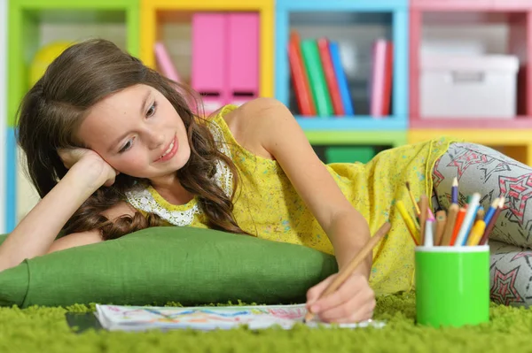 Meisje tekenen met potlood op kamer — Stockfoto