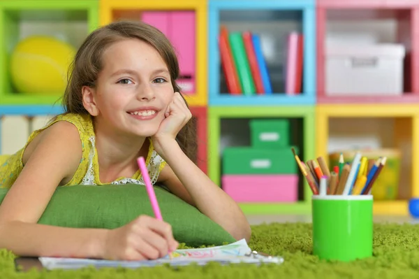 Маленькая Девочка Рисует Карандашом Своей Комнате Лежа Полу — стоковое фото