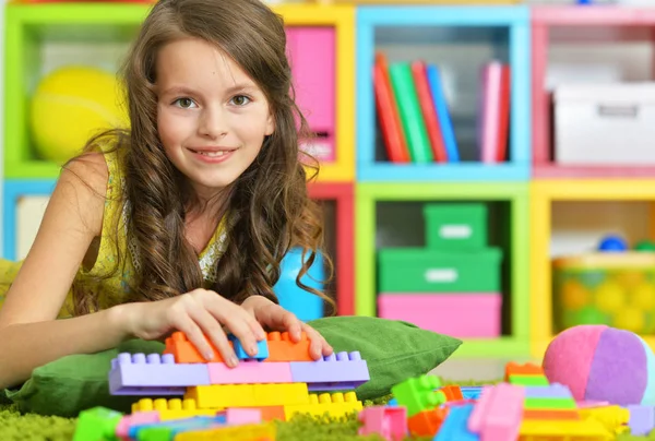 Ragazza con blocchi di plastica colorati — Foto Stock