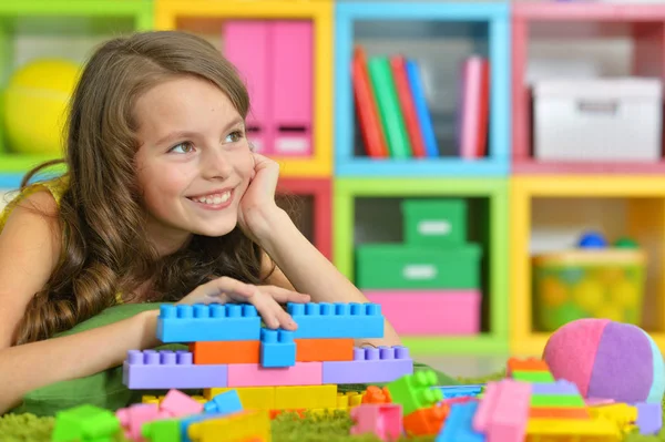 Dívka s barevnými plastovými bloky — Stock fotografie