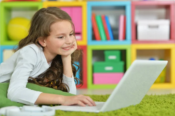 Menina Bonito Emocional Usando Laptop Enquanto Deitado Chão Verde Casa — Fotografia de Stock