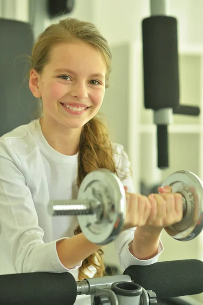 Küçük Kız Spor Salonunda Halterle Egzersiz Yapıyor — Stok fotoğraf