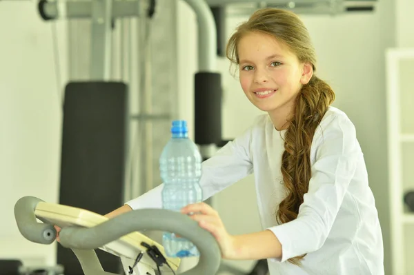 Küçük Kız Exetcise Bisiklet Spor Salonunda Egzersizleri Yapıyor — Stok fotoğraf