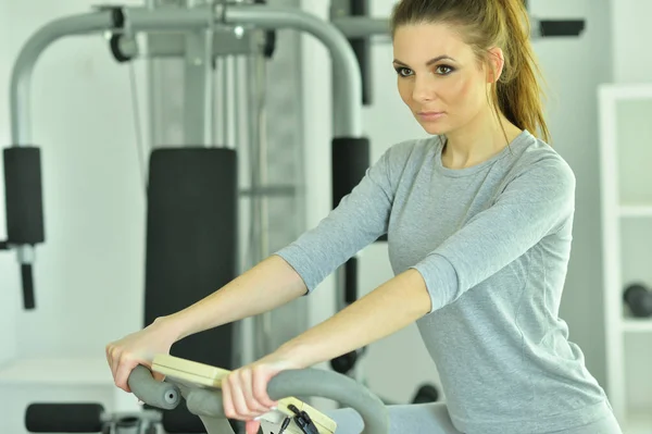 Entrenamiento de mujer joven en el gimnasio — Foto de Stock