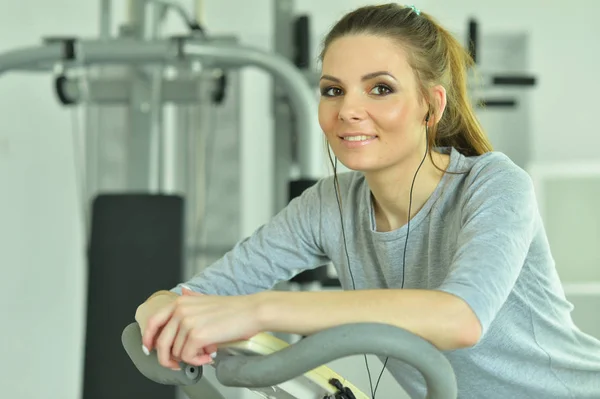 Entrenamiento de mujer joven en el gimnasio — Foto de Stock