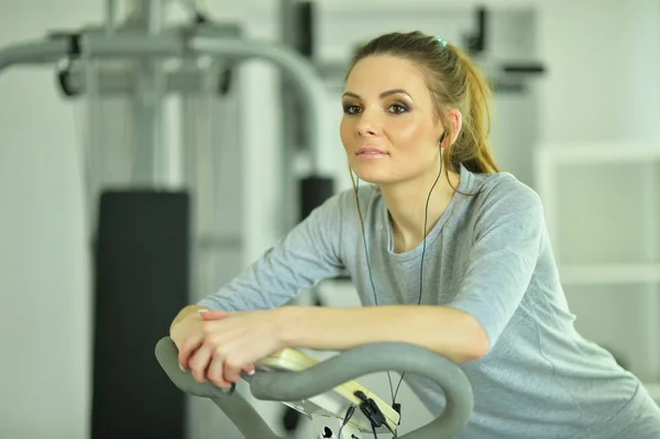 Entrenamiento de mujer joven en el gimnasio — Foto de Stock