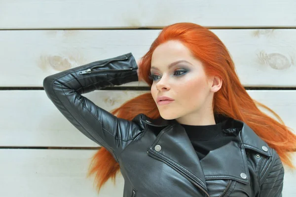 Ahşap Plakalar Arka Planı Poz Şık Kızıl Saçlı Genç Kadın — Stok fotoğraf