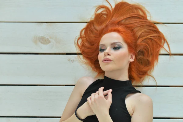 Ahşap Plakalar Arka Planı Poz Şık Kızıl Saçlı Genç Kadın — Stok fotoğraf