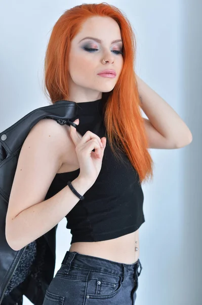 Şık Kızıl Saçlı Genç Kadın Kapalı Poz — Stok fotoğraf