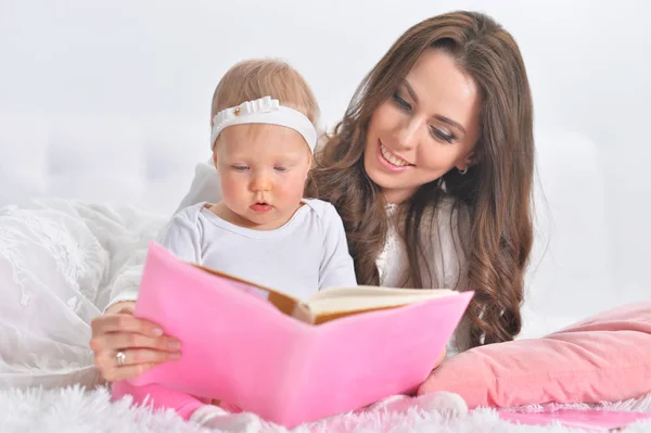 Hermosa Joven Madre Con Linda Hija Pequeña Lectura Libro — Foto de Stock