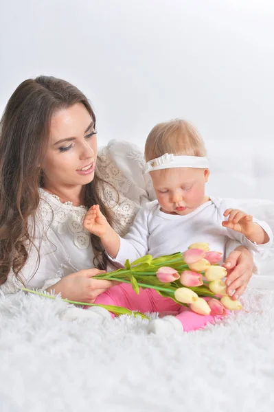 Giovane donna che gioca con la piccola figlia — Foto Stock