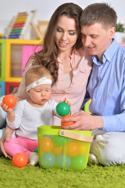 Glückliche Eltern spielen mit Tochter — Stockfoto