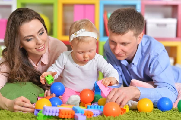 Padres felices jugando con su hija — Foto de Stock