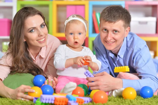 Glückliche Eltern spielen mit Tochter — Stockfoto