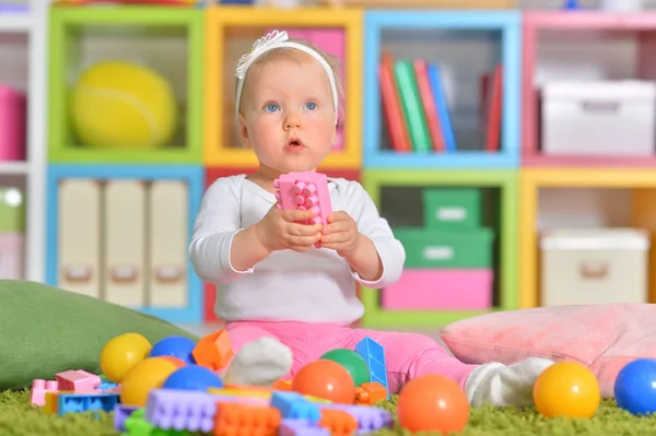 Malé dítě si hraje s barevnými hračkami — Stock fotografie