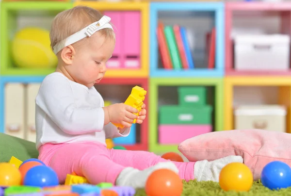 Niño pequeño jugando con juguetes coloridos — Foto de Stock