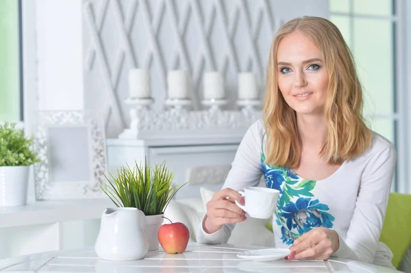 Hermosa Rubia Joven Bebiendo Cocina —  Fotos de Stock