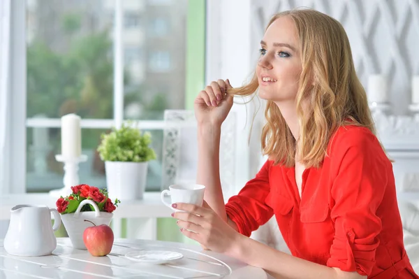 Schöne Blonde Junge Frau Trinkt Tee Der Küche — Stockfoto