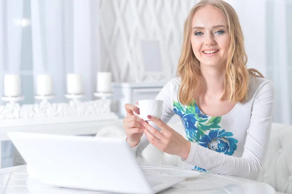 Jovem Mulher Bonita Usando Laptop Sala Luz — Fotografia de Stock