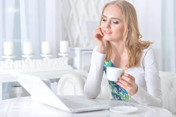 Junge Schöne Frau Mit Laptop Hellen Raum — Stockfoto