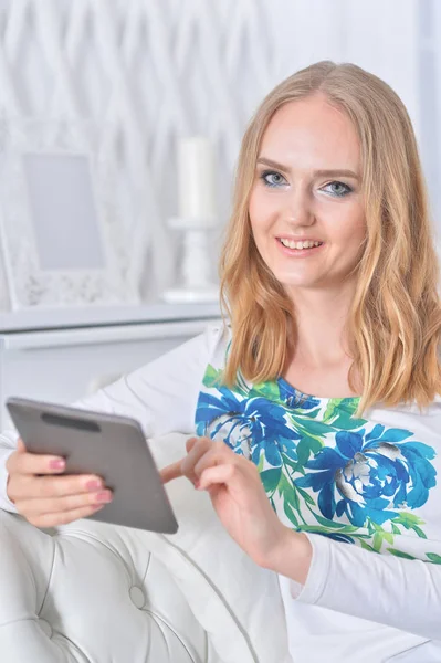 Jovem Mulher Bonita Usando Tablet Sala Luz — Fotografia de Stock