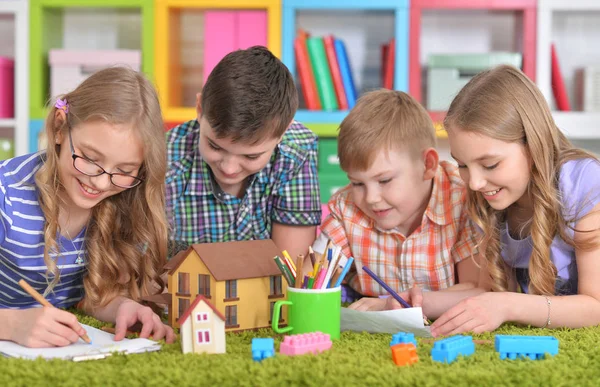 Kindergruppe zeichnet mit Bleistiften — Stockfoto