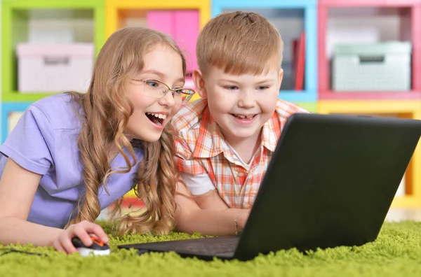 Teenagers in front of modern laptop — Stock Photo, Image