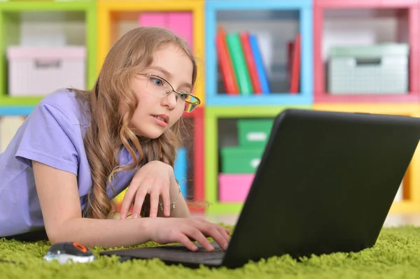 Emotionele Schattig Meisje Met Laptop Terwijl Liggend Groene Vloer Thuis — Stockfoto